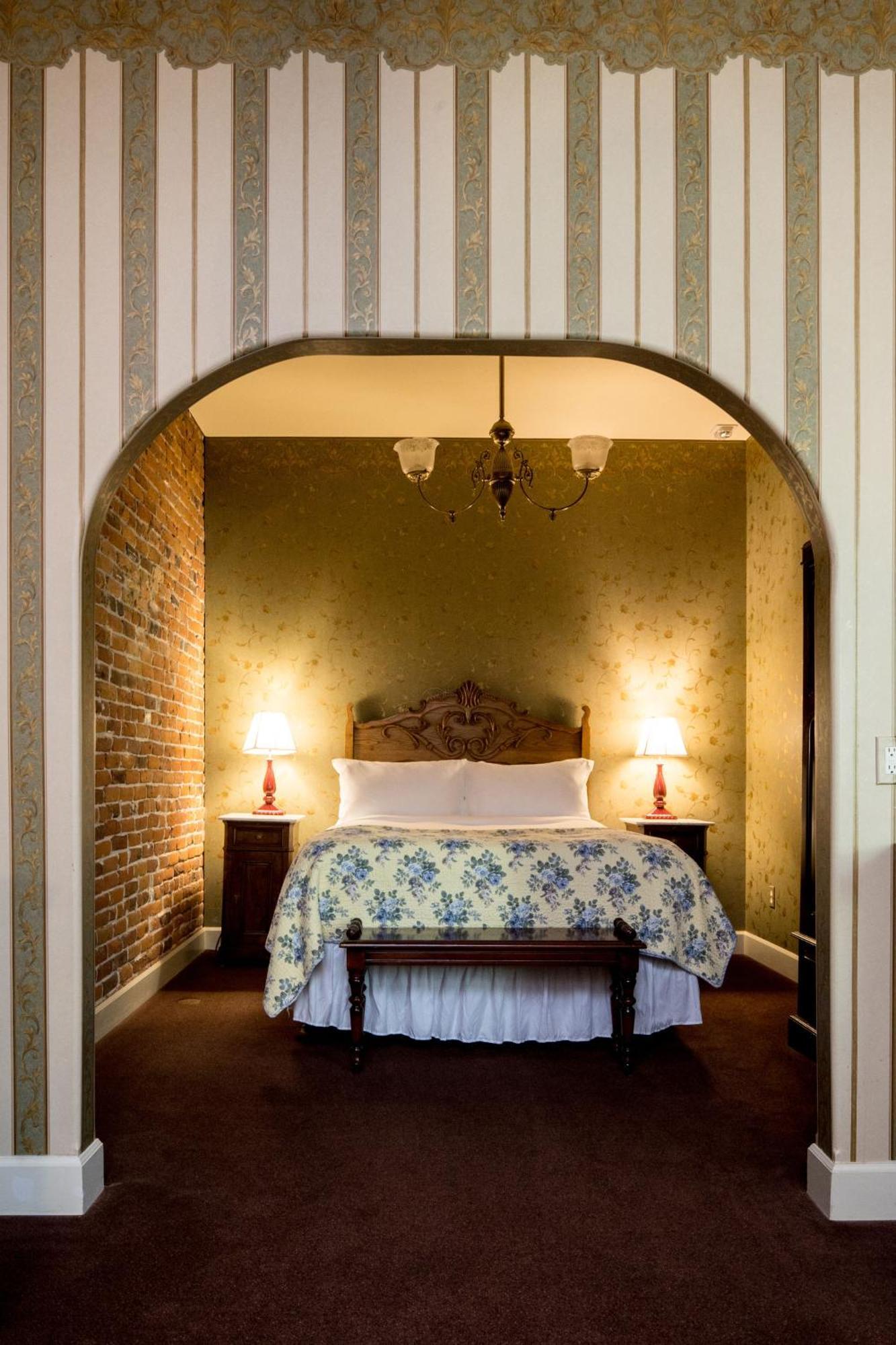 The Bishop Hotel بورت تاونسند الغرفة الصورة